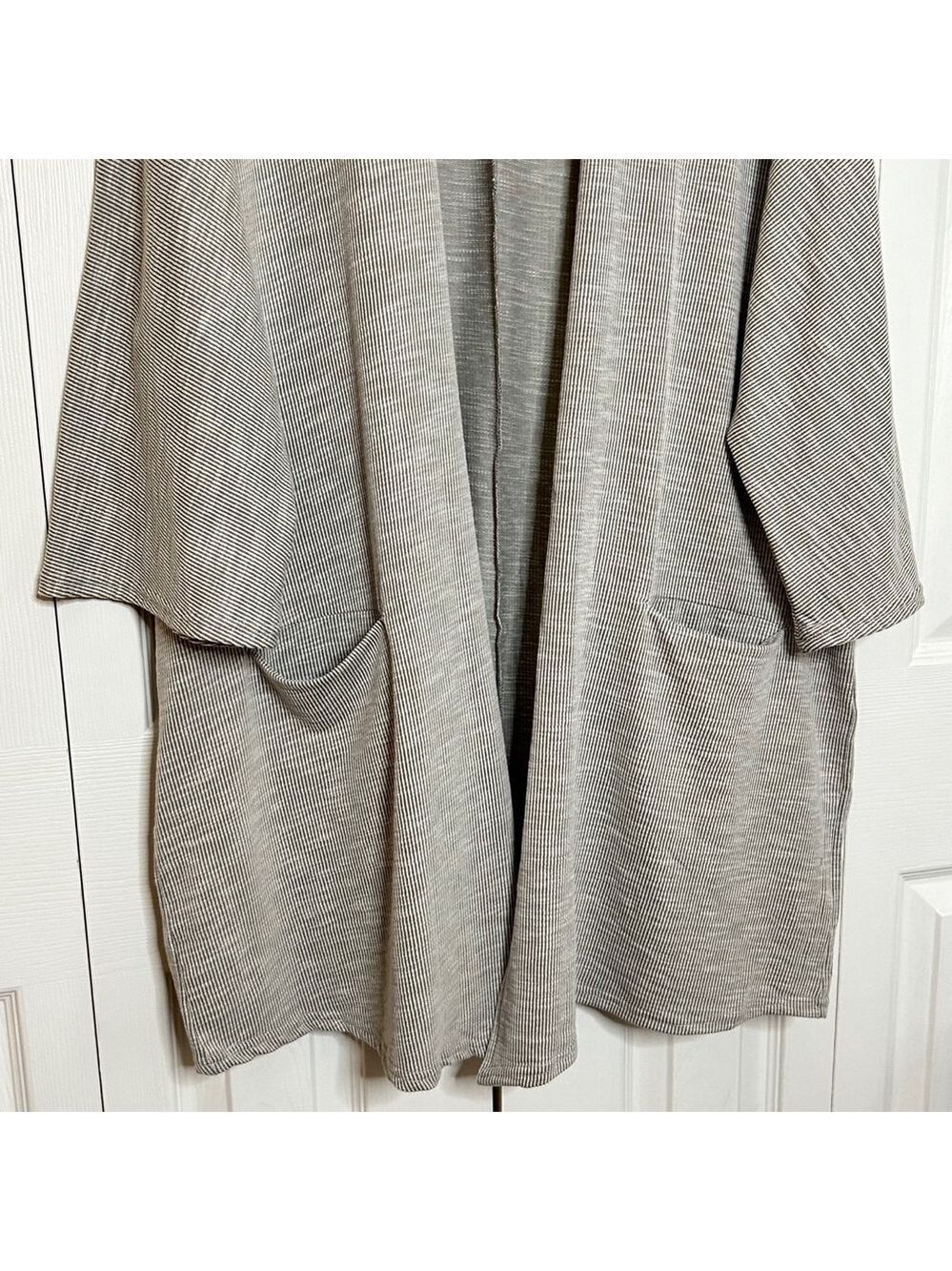 Donni Anthropologie Plus Size Grey White Cardigan - Picture 5 of 14
